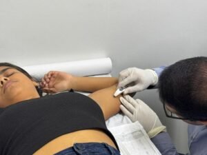 saude qualifica profissionais para implante de contraceptivo medicos fizeram insercao do implanon nas pacientes foto andrea viana