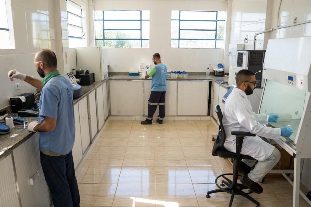 Rio+Saneamento doa equipamentos para novo laboratório de balneabilidade do Instituto Estadual do Ambiente com a doação da concessionária, o inea amplia a capacidade de monitorar e atestar de forma independente a balneabilidade dos recursos hídricos foto arthur toledo
