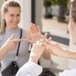 rio das ostras abre processo seletivo para contratacao temporaria de tradutor e interprete de libras deaf women communicating through sign language 900x599