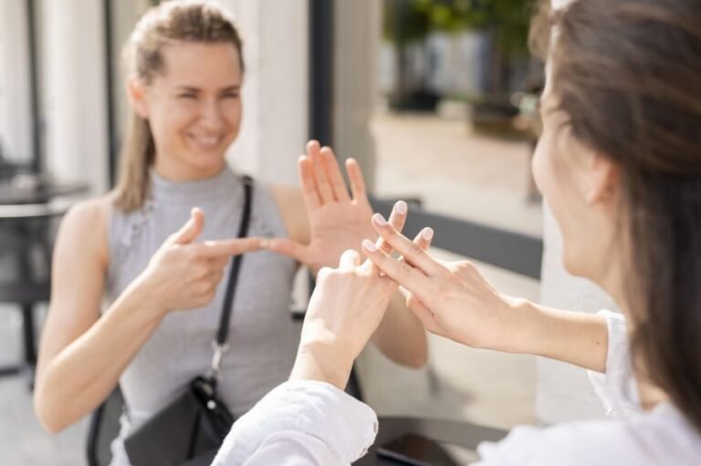 rio das ostras abre processo seletivo para contratacao temporaria de tradutor e interprete de libras deaf women communicating through sign language 900x599
