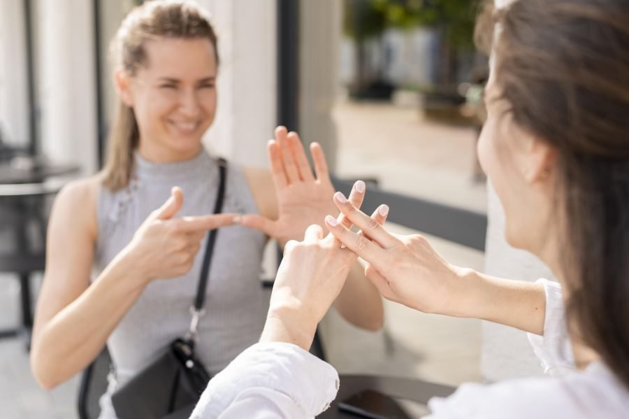 rio das ostras abre processo seletivo para contratacao temporaria de tradutor e interprete de libras deaf women communicating through sign language 900x599