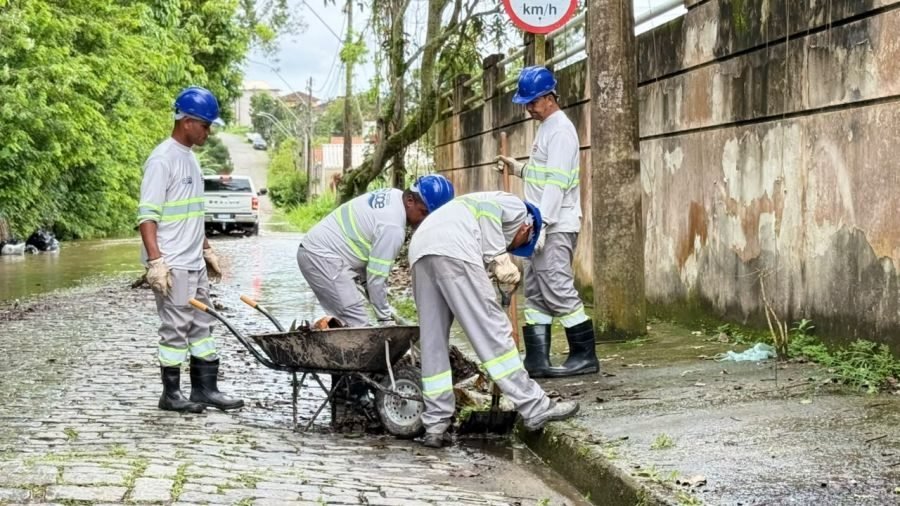 PREFEITURA FAZ MANUTENÇÃO NO COLINAS. prefeitura mobiliza equipes para servico de manutencao no colinas acao saae 06 900x506