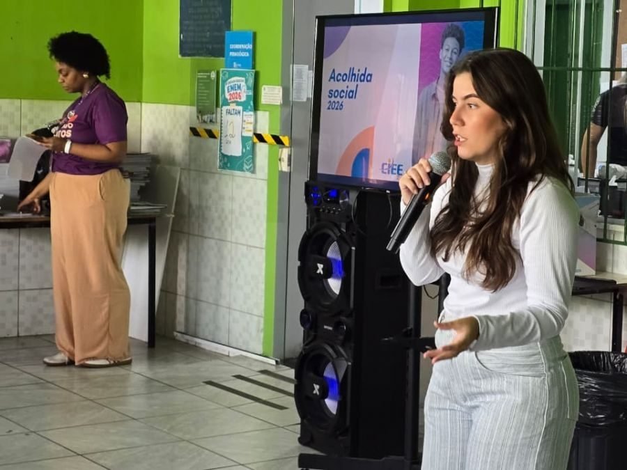 rio das ostras promove palestra sobre preparacao para o primeiro emprego luiza valle da asessoria de juventudes conversa com os estudantes sobre as politicas publicas 900x675