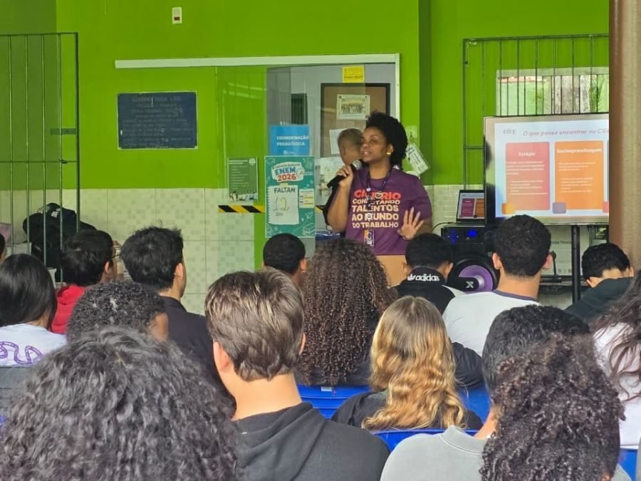 rio das ostras promove palestra sobre preparacao para o primeiro emprego paula barboza do ciee orienta os jovens sobre curriculo entrevistas e oportunidades profissionais 900x675