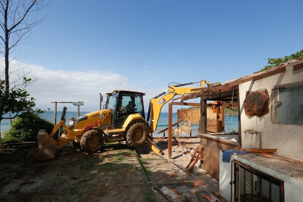 PREFEITURA DE BÚZIOS CONCLUI DEMOLIÇÃO DE ESTRUTURAS NA PRAIA BRAVA E PREPARA RECUPERAÇÃO AMBIENTAL. unnamed (20)