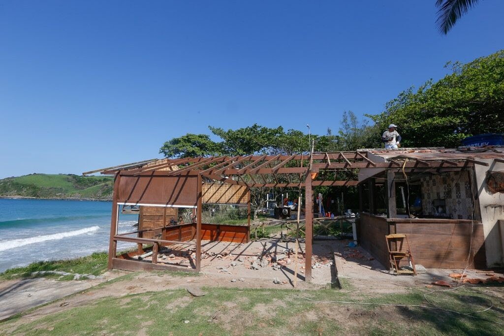 PREFEITURA DE BÚZIOS CONCLUI DEMOLIÇÃO DE ESTRUTURAS NA PRAIA BRAVA E PREPARA RECUPERAÇÃO AMBIENTAL. unnamed (22)