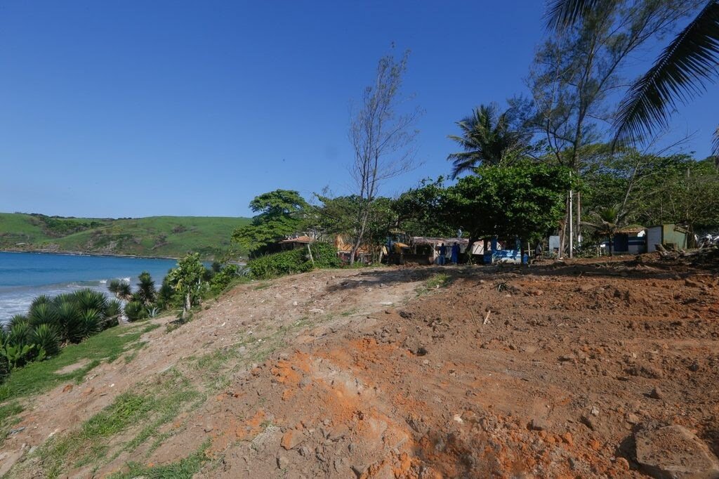 PREFEITURA DE BÚZIOS CONCLUI DEMOLIÇÃO DE ESTRUTURAS NA PRAIA BRAVA E PREPARA RECUPERAÇÃO AMBIENTAL. unnamed (24)